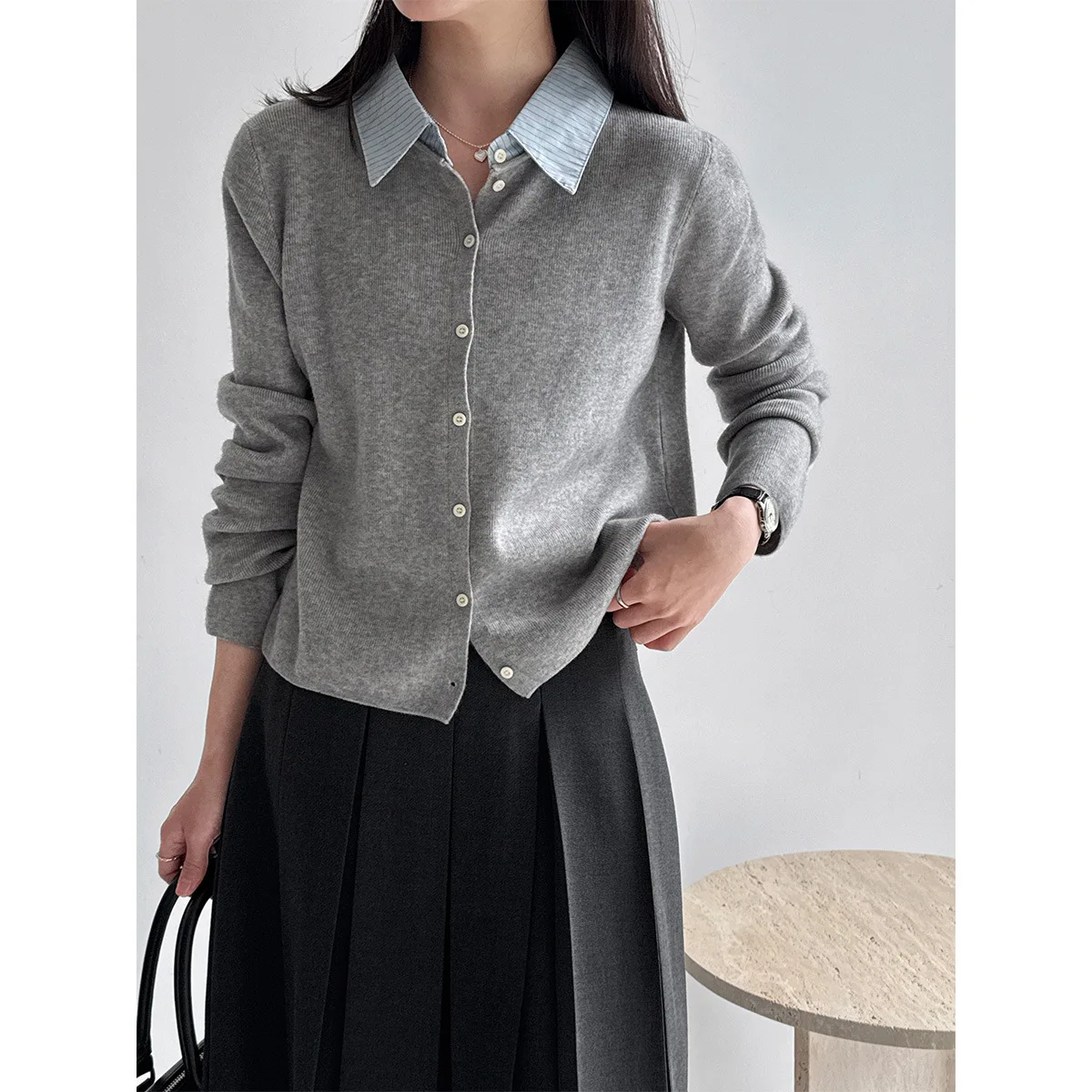 Имитация двухслойной одежды с эффектом пэчворк Вязаный кардиган для женщин, весна 2026, праздничный стиль, свободный крой, контрастный воротник-рубашка, широкий топ
Имитация двухслойной одежды с эффектом пэчворк Вязаный кардиган для женщин, весна 2026, праздничный стиль, свободный крой, контрастный воротник-рубашка, широкий топ