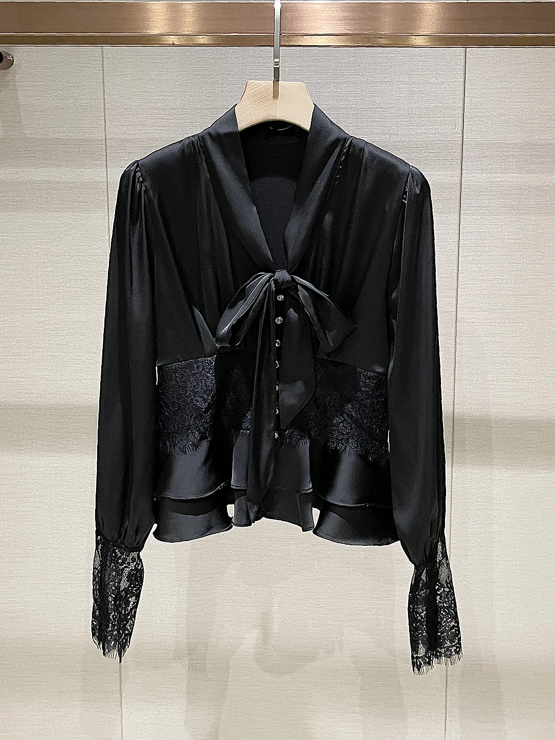 Anti-Aging Luxury irt ort Sve Long Sve V-Ne Women's Faion Spring 2026 Bla Top Knot Lace Splice
Anti-Aging Luxury irt ort Sve Long Sve V-Ne Women's Faion Spring 2026 Bla Top Knot Lace Splice