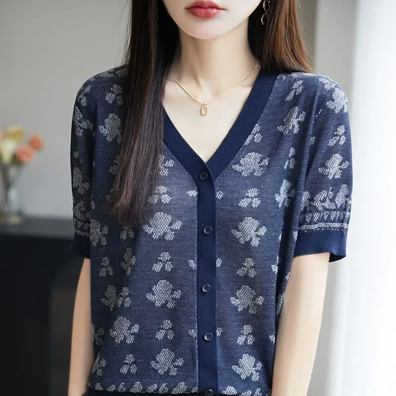 Spring New All Match Cardigan Jacquard V-neck Short Sleeve Knitted Shirt Summer Thin Bottom Vintage Short Sleeve Classic Top
Spring New All Match Cardigan Jacquard V-neck Short Sleeve Knitted Shirt Summer Thin Bottom Vintage Short Sleeve Classic Top
