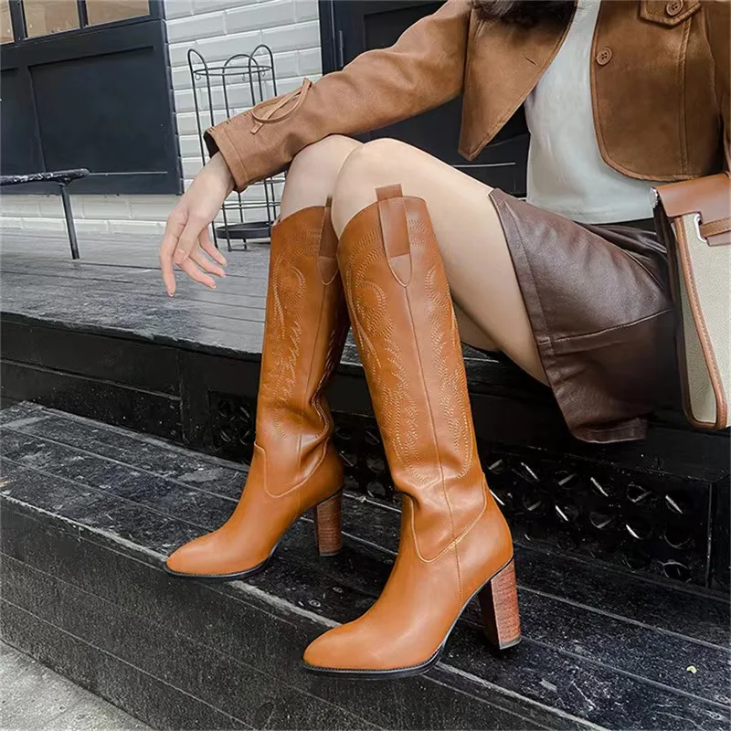 2024 Winter New Sculptured Retro Pointed Square Heel High Barrel Western Boots Knee Long Boots black boots
2024 Winter New Sculptured Retro Pointed Square Heel High Barrel Western Boots Knee Long Boots black boots