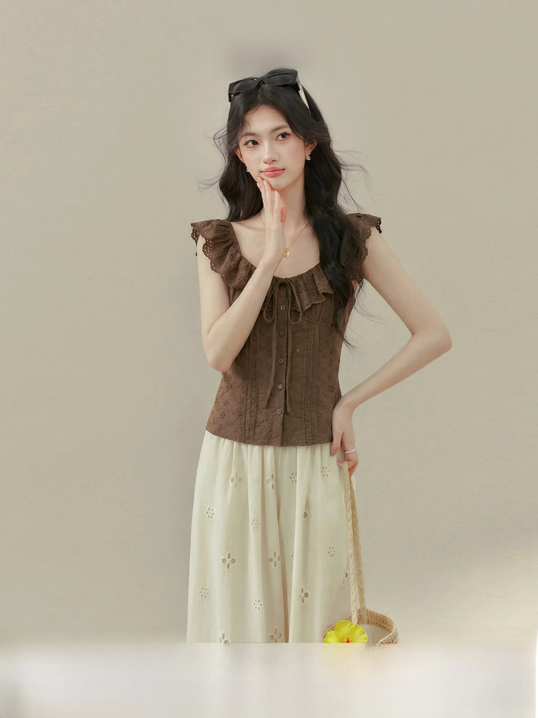 Elegant Waist-Cinching Lace Trim Sleeveless Shirt for Women by Wang OuXing Summer Hollow out Design Fashionable Shirt
Elegant Waist-Cinching Lace Trim Sleeveless Shirt for Women by Wang OuXing Summer Hollow out Design Fashionable Shirt