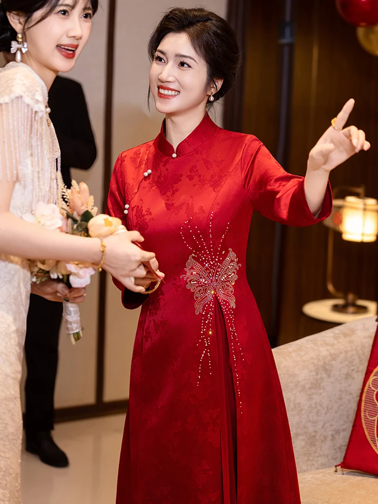 Новое китайское свадебное платье Ele с длинными рукавами из атласа для осени и зимы, приталенное, для мам, с юбкой А-силуэта
Новое китайское свадебное платье Ele с длинными рукавами из атласа для осени и зимы, приталенное, для мам, с юбкой А-силуэта