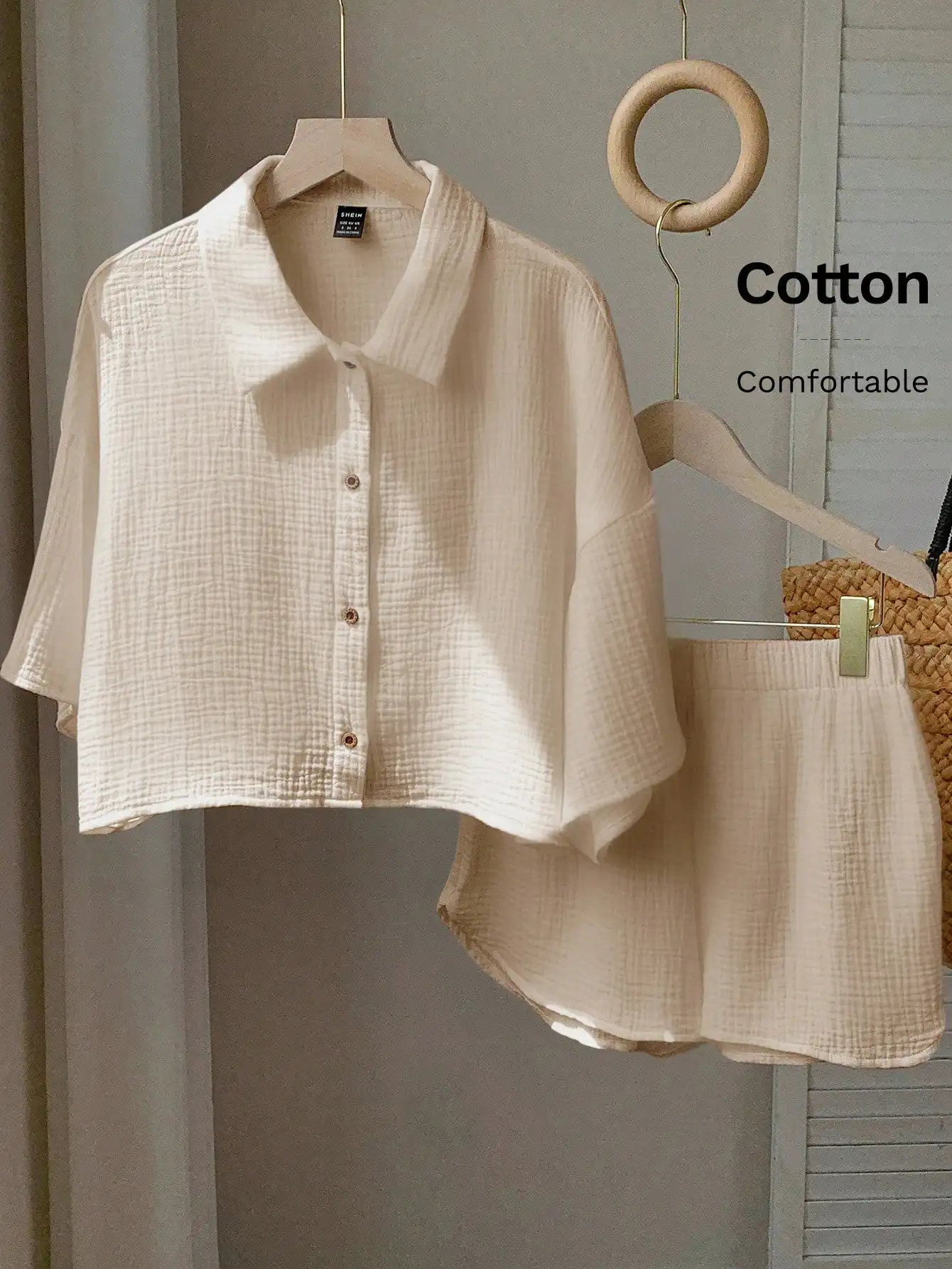 Женский хлопковый летний комплект: рубашка с коротким рукавом на пуговицах и шорты, удобный повседневный комплект для создания образа
Женский хлопковый летний комплект: рубашка с коротким рукавом на пуговицах и шорты, удобный повседневный комплект для создания образа