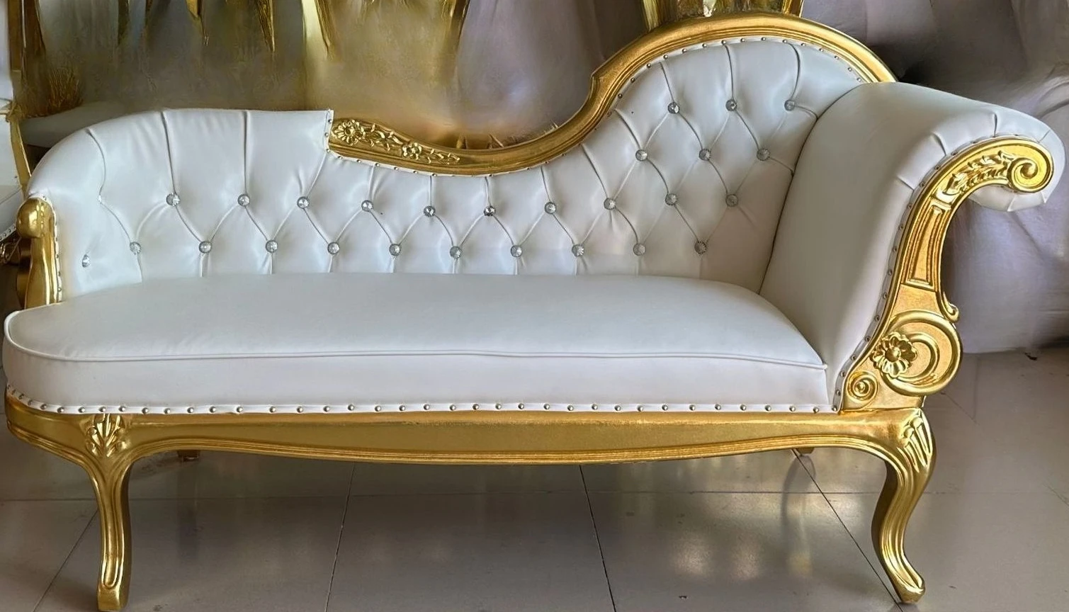 European single, solid wood carving flower concubine chair, small apartment fabric foot couch
European single, solid wood carving flower concubine chair, small apartment fabric foot couch