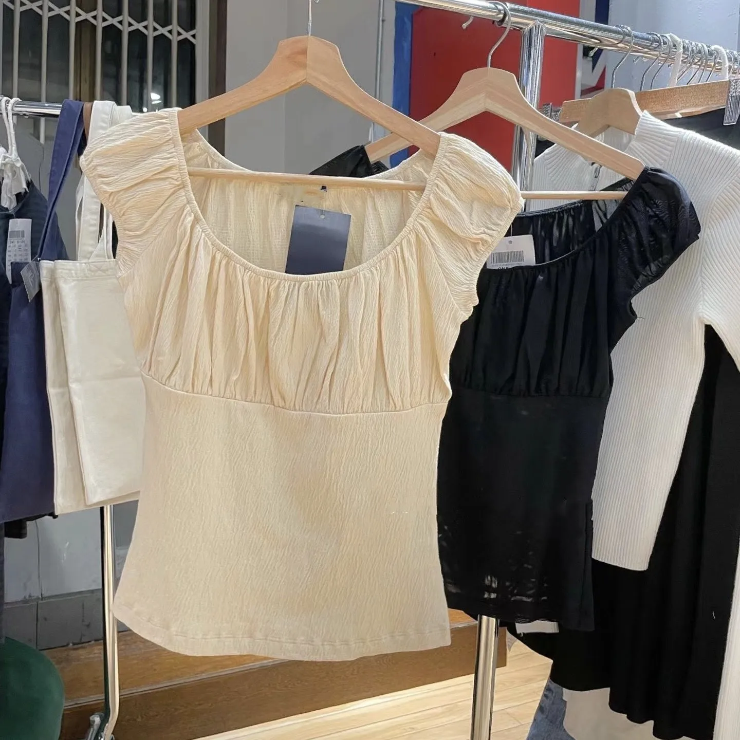 Облегающая футболка с плиссировкой, однотонная, для повседневной носки, для молодых женщин в зрелом возрасте
Облегающая футболка с плиссировкой, однотонная, для повседневной носки, для молодых женщин в зрелом возрасте