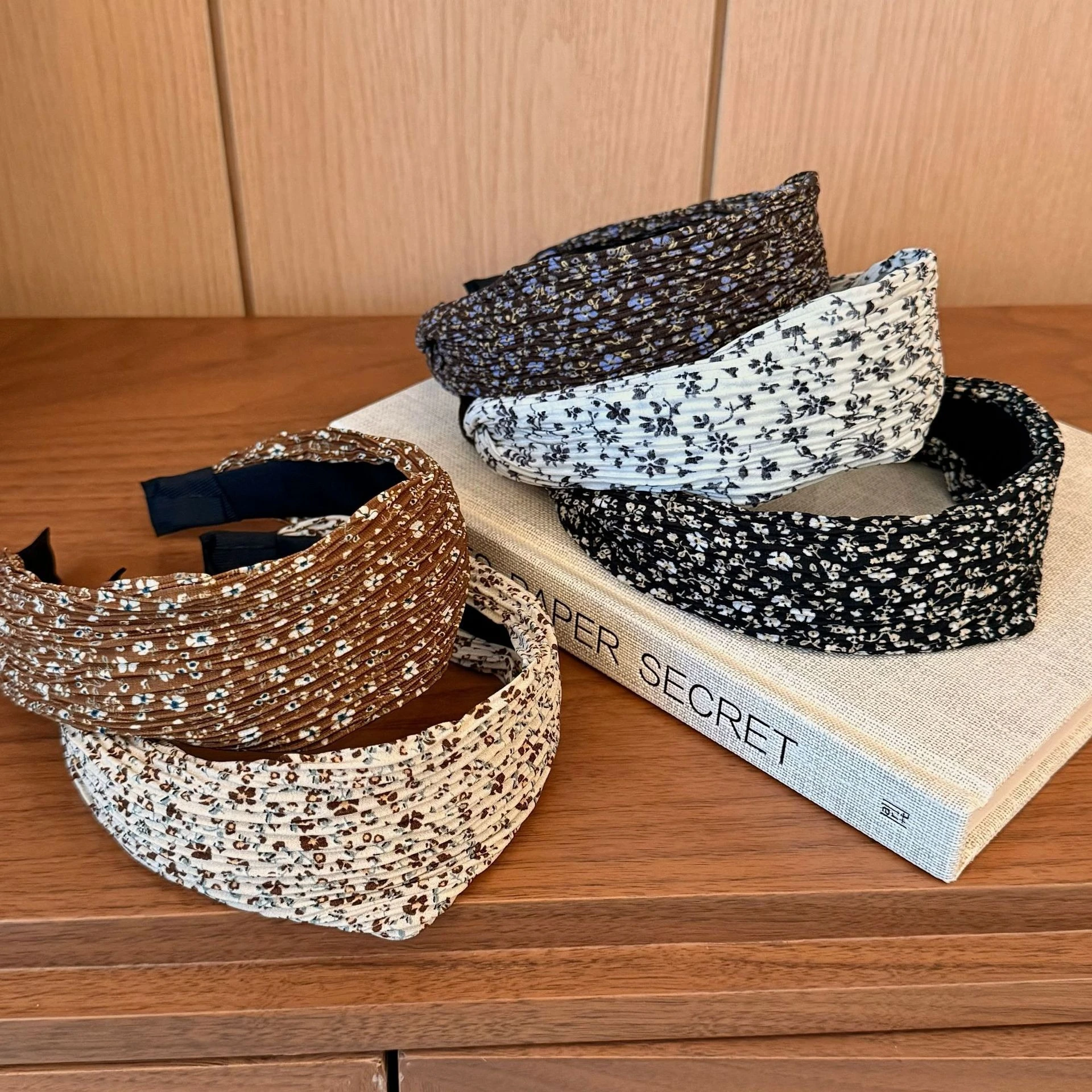 Idyllic Style Floral Wide Headband for Women New Trendy High-end Textured Folded Hairband Elegant Hair Hoop Hair Accessories
Idyllic Style Floral Wide Headband for Women New Trendy High-end Textured Folded Hairband Elegant Hair Hoop Hair Accessories