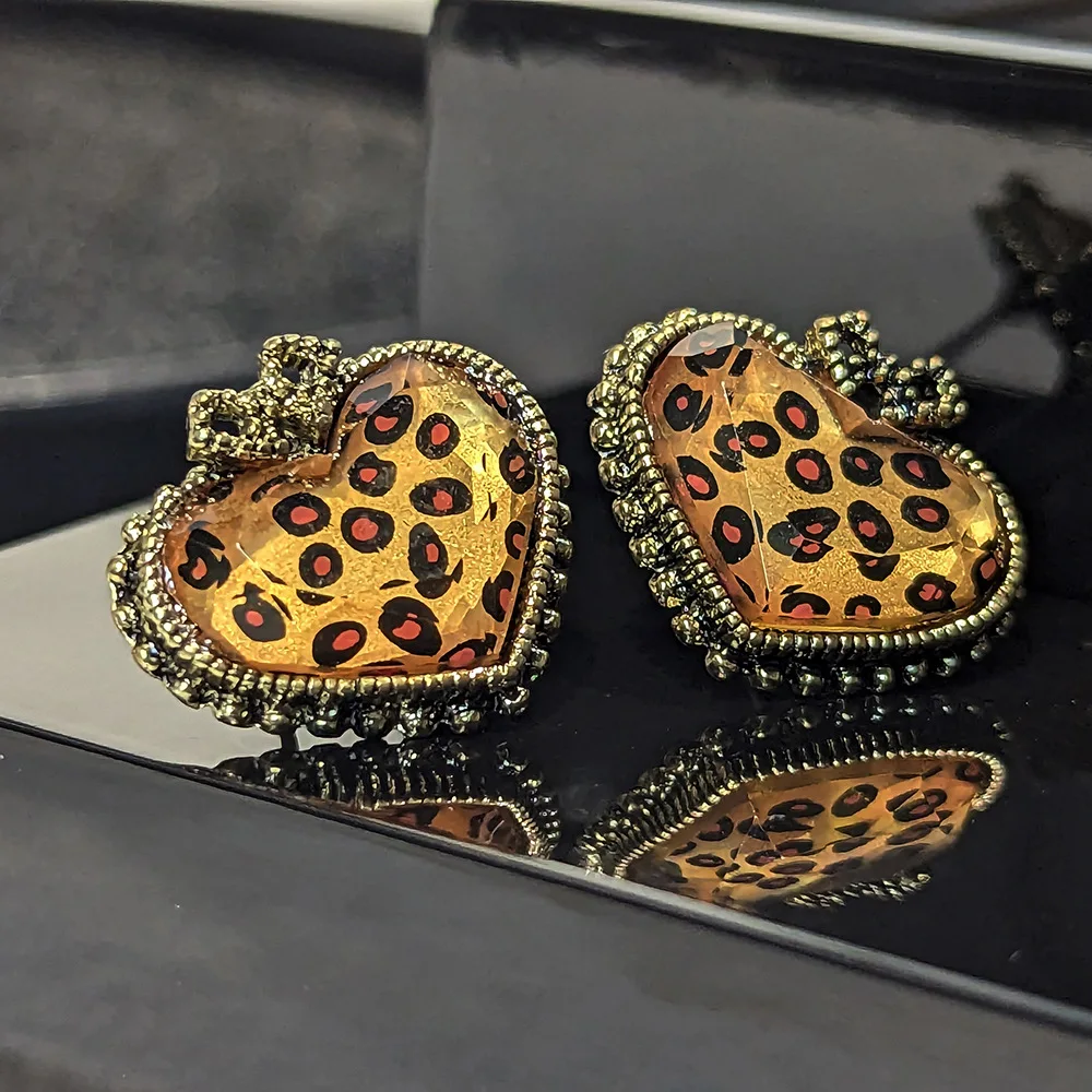 New European and American Vintage Heart-shaped Leopard Print Earrings For Women Fashion
New European and American Vintage Heart-shaped Leopard Print Earrings For Women Fashion