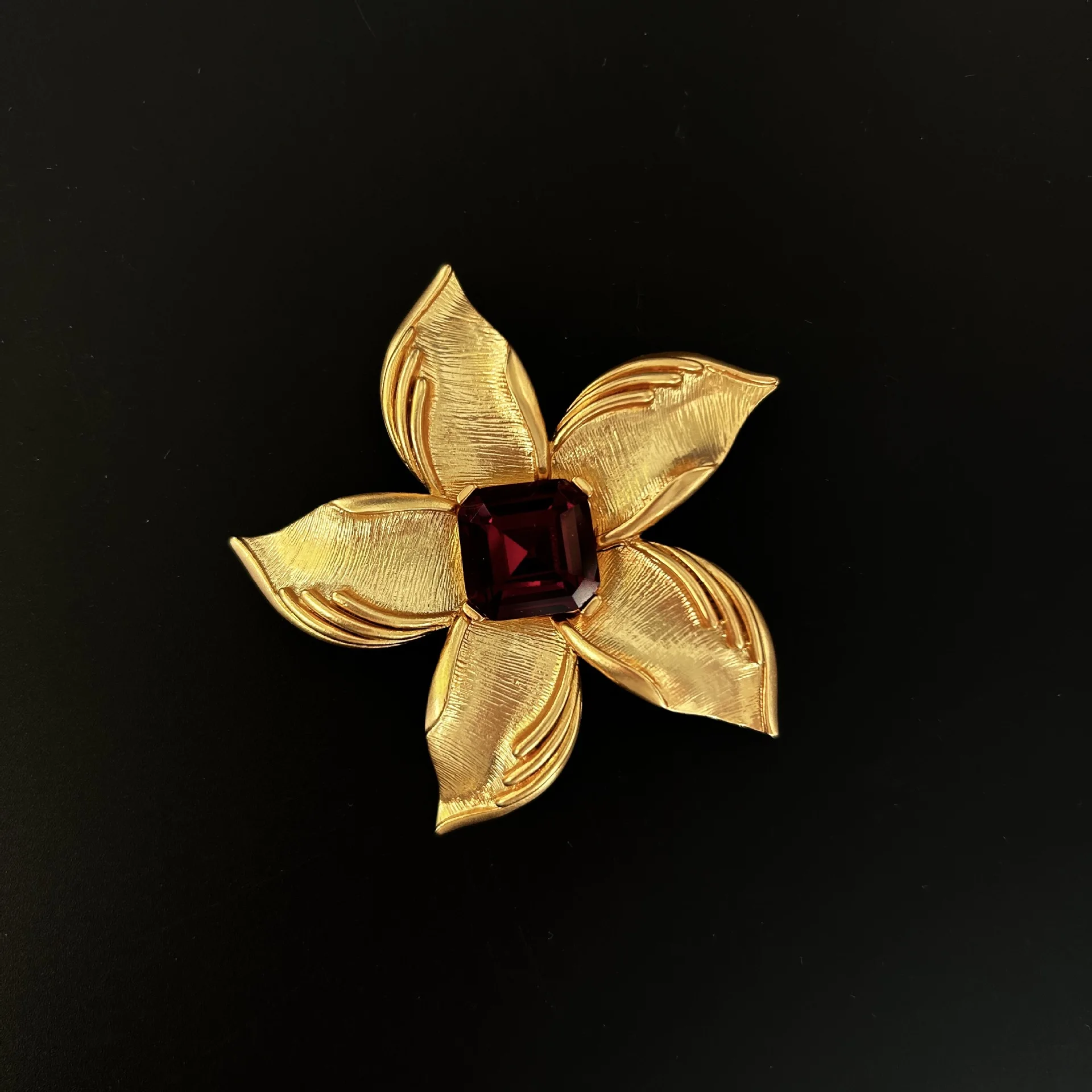 Retro Brushed Texture Flower Brooch,Exquisite Large Brooch Pins Elegant Lady Party Banquet Dress Coat Jewelry Accessories
Retro Brushed Texture Flower Brooch,Exquisite Large Brooch Pins Elegant Lady Party Banquet Dress Coat Jewelry Accessories