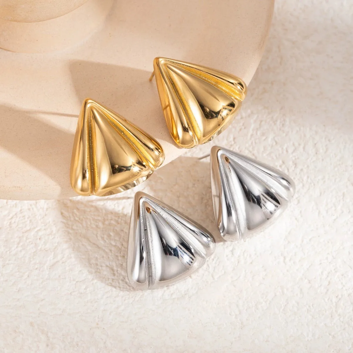 French Elegant Classic Geometric Metal Texture Earrings Suitable for Ladies Fashionable Stylish Timeless Jewelry Accessory
French Elegant Classic Geometric Metal Texture Earrings Suitable for Ladies Fashionable Stylish Timeless Jewelry Accessory