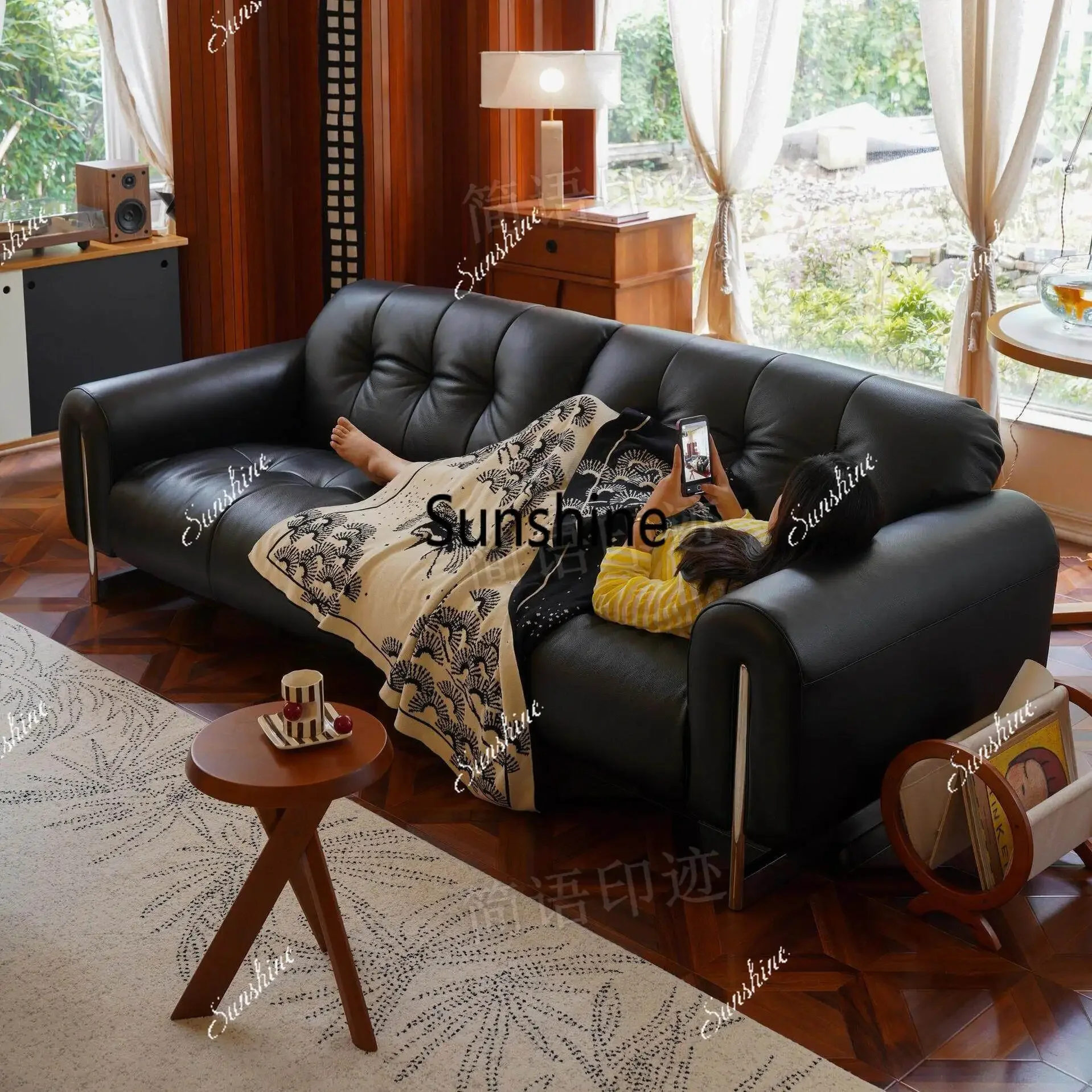 Medieval style living room French three-person straight row sofa villa room furniture
Medieval style living room French three-person straight row sofa villa room furniture