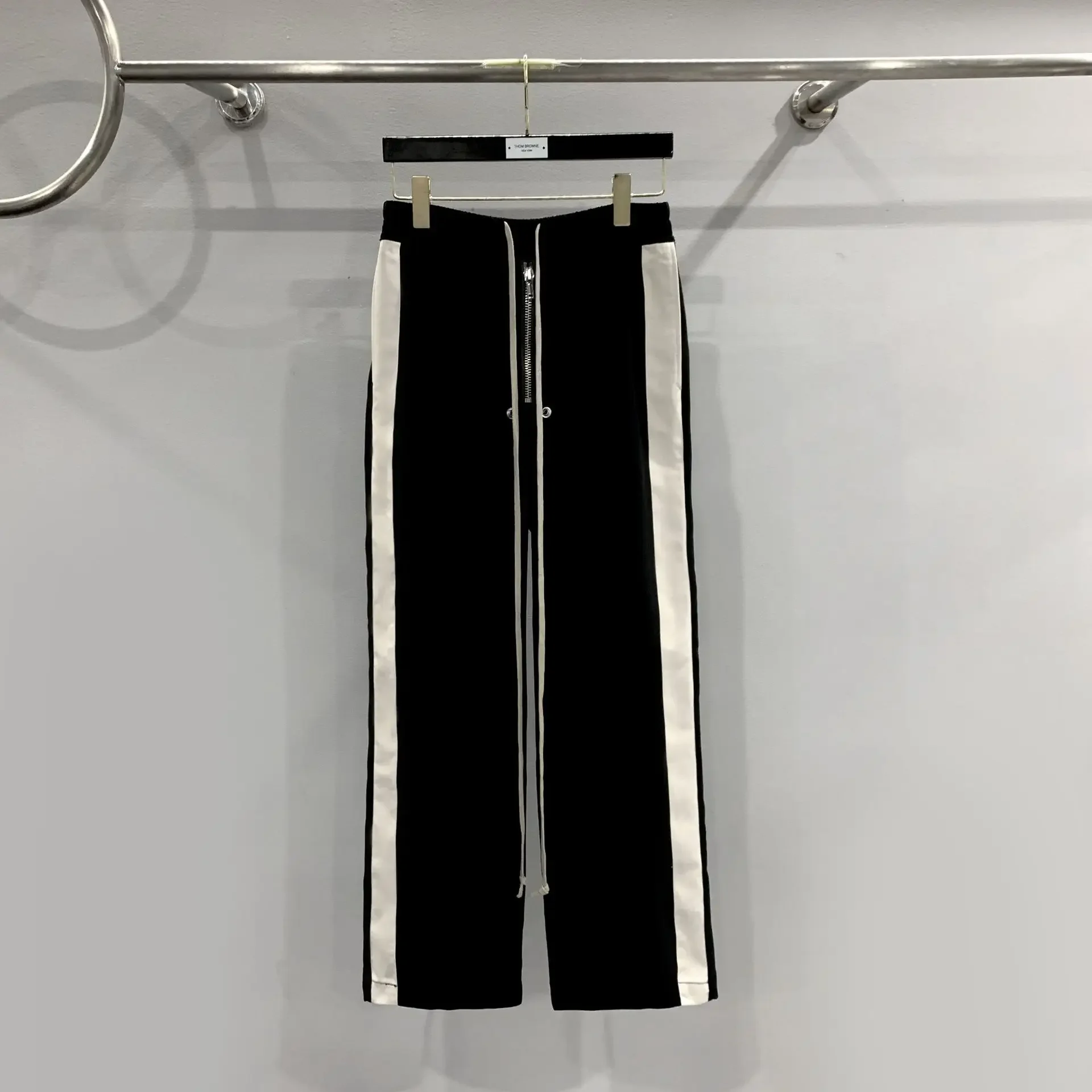 High Street Rick Men's Pants 24ss New In Y2k Black And White Patchwork Mop-Up Ro Trouers Drawstring Comfort Owens Sweatpants
High Street Rick Men's Pants 24ss New In Y2k Black And White Patchwork Mop-Up Ro Trouers Drawstring Comfort Owens Sweatpants