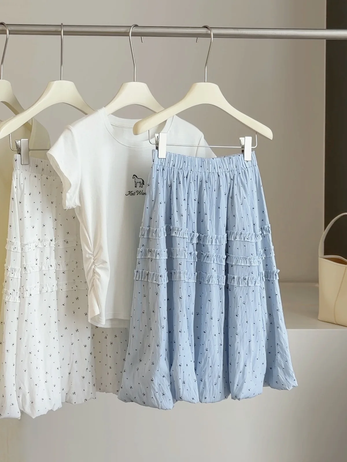 Harajuku Niche Cottagecore Ditsy Floral Bud Skirt Light Blue Tiered Ruffled Midi Skirt For Women Summer Countryside Garden Wear
Harajuku Niche Cottagecore Ditsy Floral Bud Skirt Light Blue Tiered Ruffled Midi Skirt For Women Summer Countryside Garden Wear