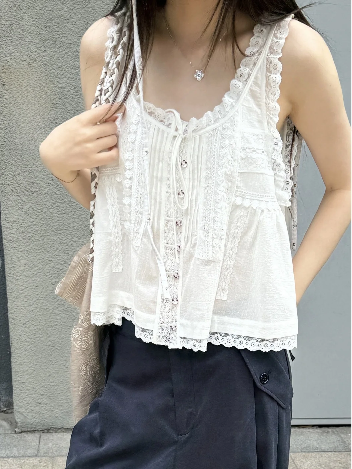 HEIDD Lace Trim Splice Belted Sleeveless Heavy Embroidery White Shirt Spring Summer Cute Style Skin-friendly Breathable Cotton
HEIDD Lace Trim Splice Belted Sleeveless Heavy Embroidery White Shirt Spring Summer Cute Style Skin-friendly Breathable Cotton