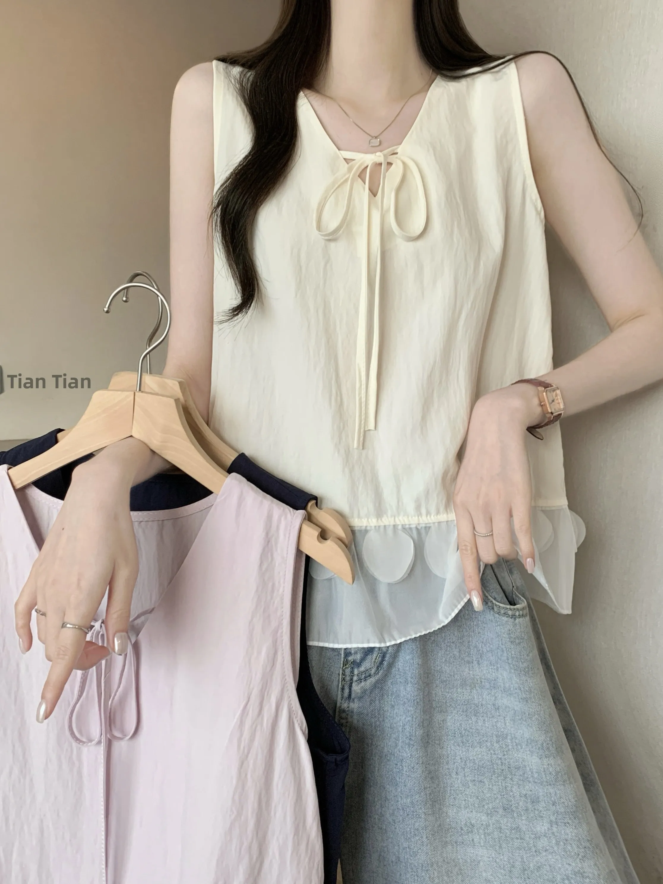 Korean Style V-Neck Sleeveless Chiffon Top Women Summer Design Sense Splice Lace Trim Vest Chiffon Blouse Loose Fit Short Sleeve
Korean Style V-Neck Sleeveless Chiffon Top Women Summer Design Sense Splice Lace Trim Vest Chiffon Blouse Loose Fit Short Sleeve