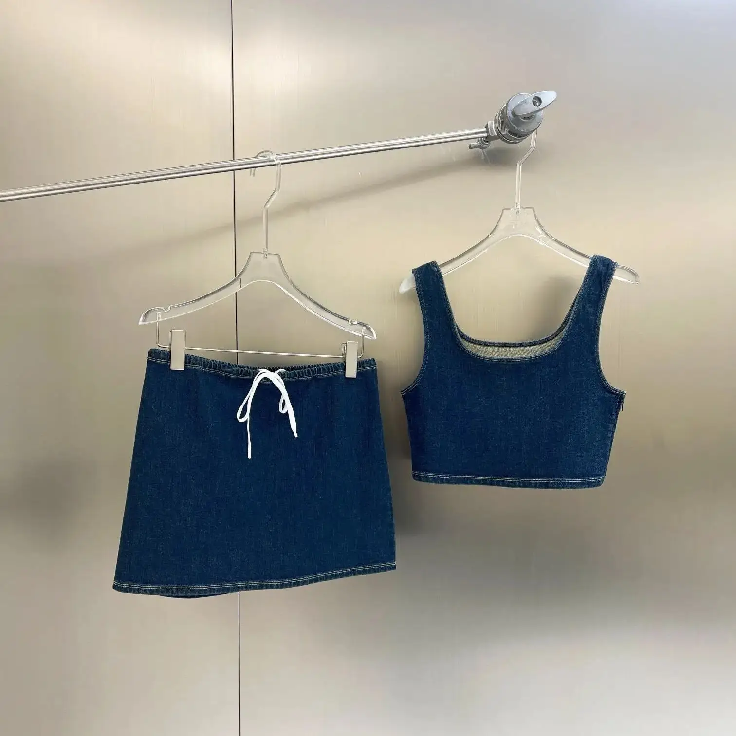 2024 early autumn new retro blue denim short vest+denim short skirt street mix and match
2024 early autumn new retro blue denim short vest+denim short skirt street mix and match
