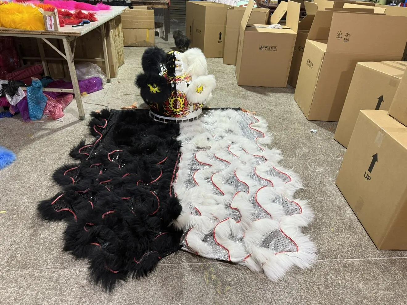 New Christmas Black and White Dual Color Lion Dance Mascot Costume Wool Southern Lion Chinese Adults Cosplay Party Show
New Christmas Black and White Dual Color Lion Dance Mascot Costume Wool Southern Lion Chinese Adults Cosplay Party Show
