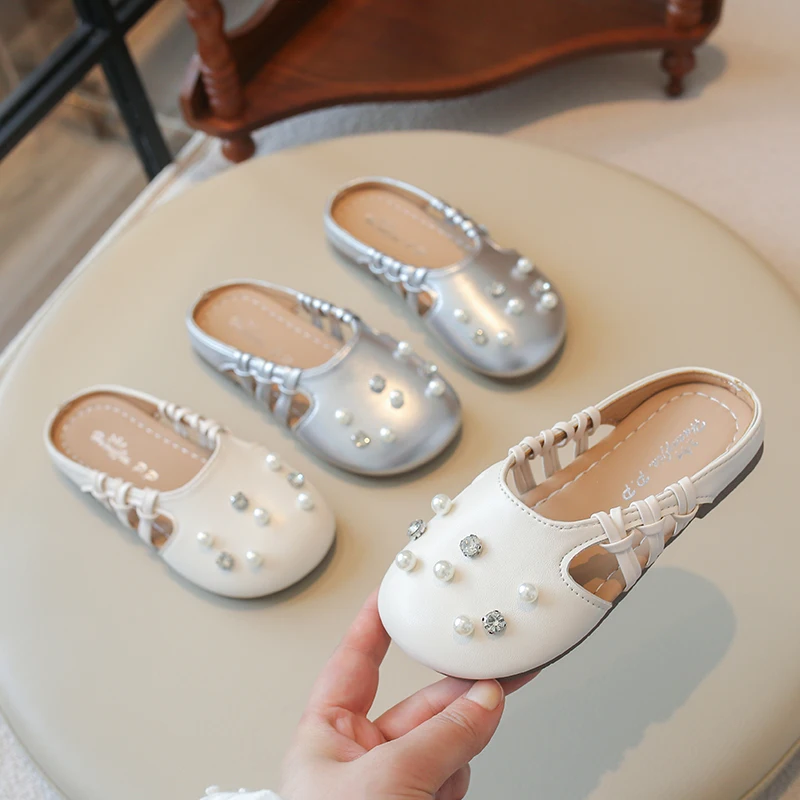 Little Girls Soft Leather Sandals with Shiny Beaded 2026 New Summer Kid Vacation Beach Slippers Anti-slippery Outdoor Pool Shoes
Little Girls Soft Leather Sandals with Shiny Beaded 2026 New Summer Kid Vacation Beach Slippers Anti-slippery Outdoor Pool Shoes