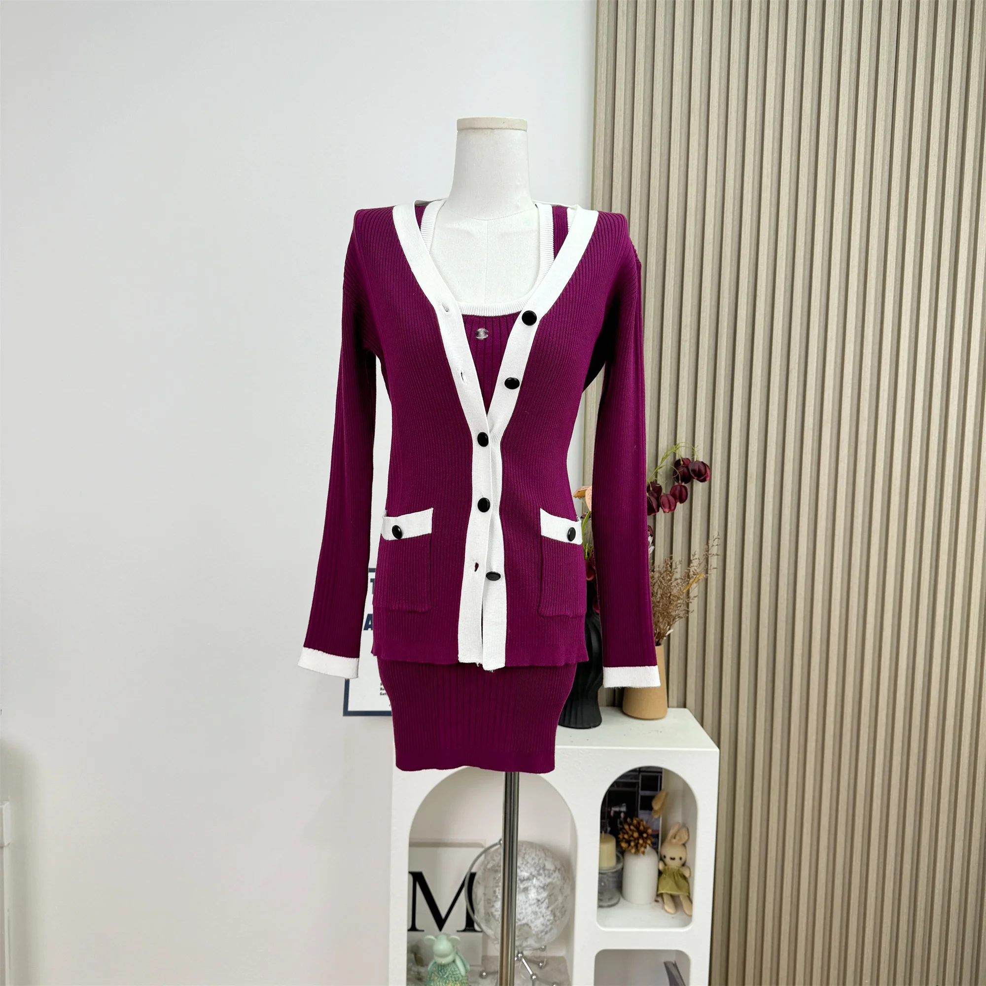 Женский элегантный трикотажный комплект из трех предметов, женский тонкий длинный кардиган с v-образным вырезом и длинными рукавами, верхняя одежда + облегающее короткое платье без рукавов
Женский элегантный трикотажный комплект из трех предметов, женский тонкий длинный кардиган с v-образным вырезом и длинными рукавами, верхняя одежда + облегающее короткое платье без рукавов