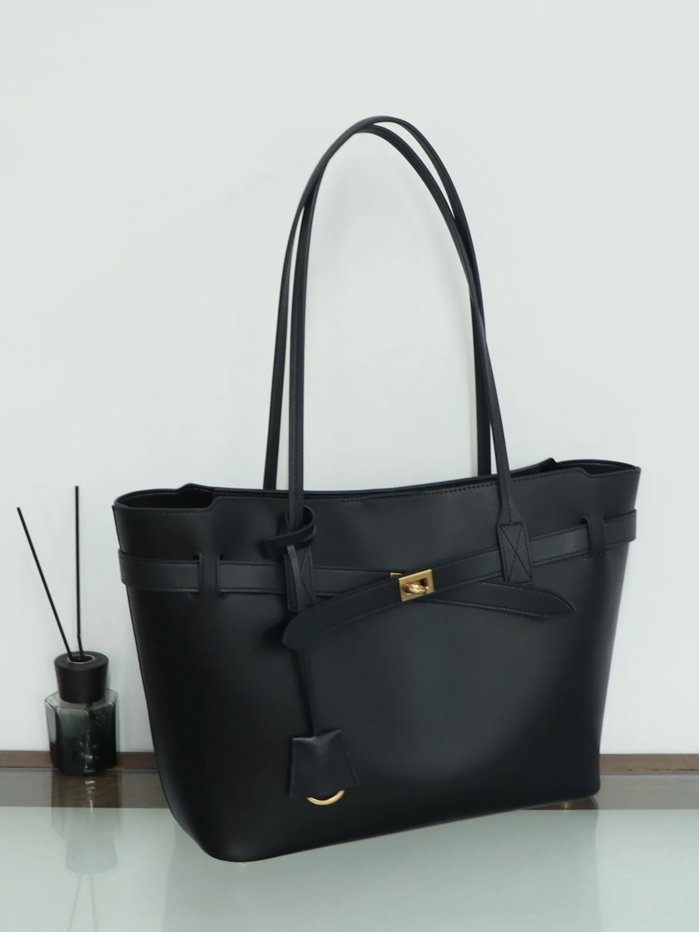 2025 New Bel Air Lowing Large Capaci Commuter Simple Tote Bag Genuine Leather Underarm Bag Soft Leather Handbag
2025 New Bel Air Lowing Large Capaci Commuter Simple Tote Bag Genuine Leather Underarm Bag Soft Leather Handbag