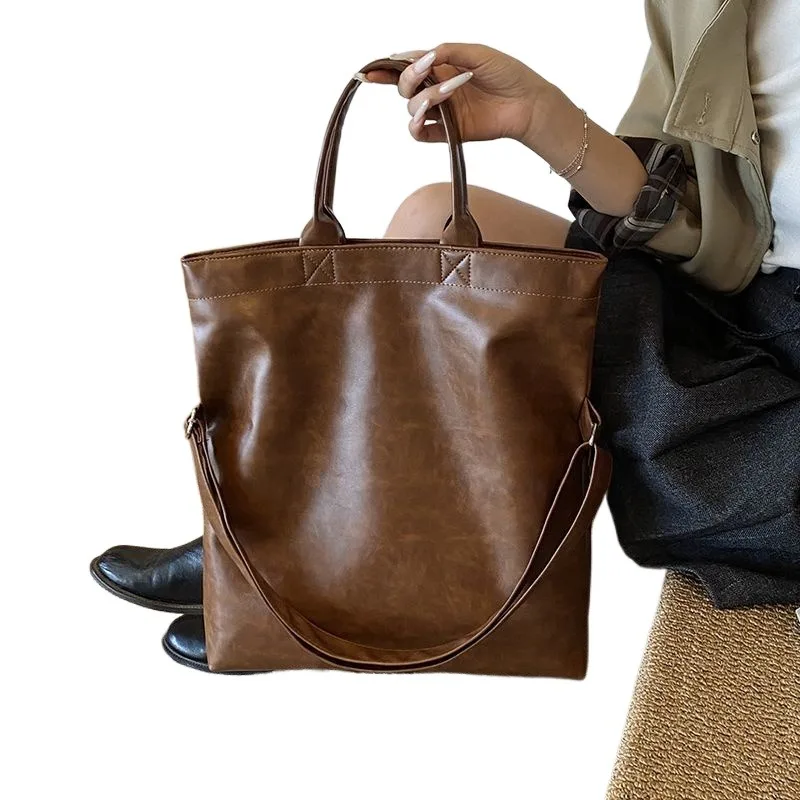 Large Capacity Retro Portable Commuter Bag Women's 2026 New Simple Fashion Casual Versatile Tote Shoulder Temperament Commuting
Large Capacity Retro Portable Commuter Bag Women's 2026 New Simple Fashion Casual Versatile Tote Shoulder Temperament Commuting