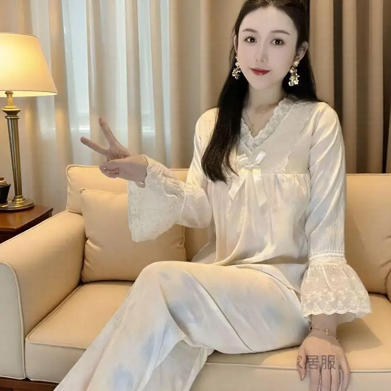 Новый модный корейский комплект пижамы в нежном стиле с кружевной отделкой, женский домашний комплект премиум-класса со встроенным бюстгальтером, с длинными рукавами и длинными брюками, для сна.
Новый модный корейский комплект пижамы в нежном стиле с кружевной отделкой, женский домашний комплект премиум-класса со встроенным бюстгальтером, с длинными рукавами и длинными брюками, для сна.