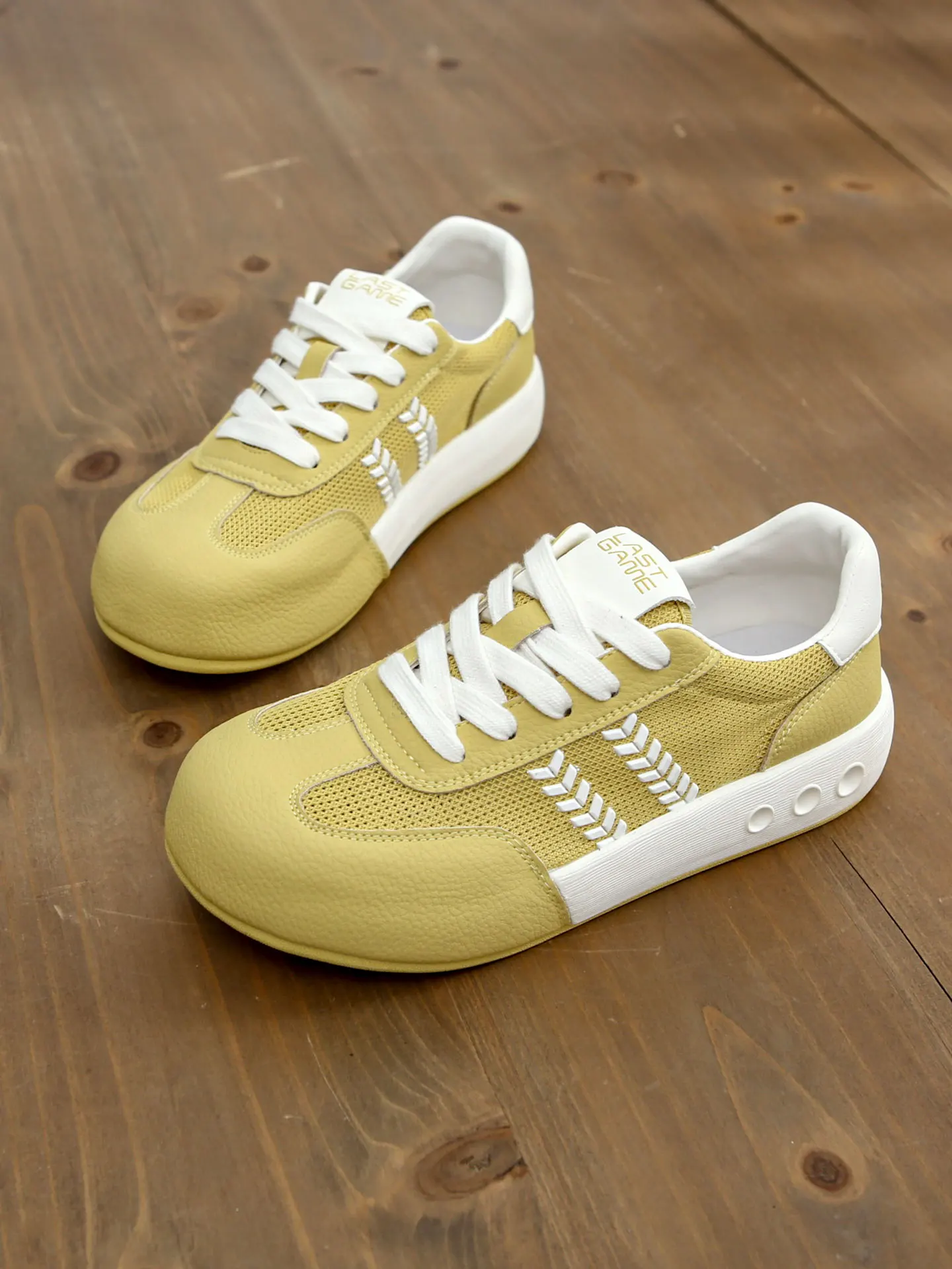 Breathable Thick Bottom Slip-On Sports Shoes Summer New Style Lightweight Water-resistant Mesh Upper Cross Laced Casual Shoes
Breathable Thick Bottom Slip-On Sports Shoes Summer New Style Lightweight Water-resistant Mesh Upper Cross Laced Casual Shoes