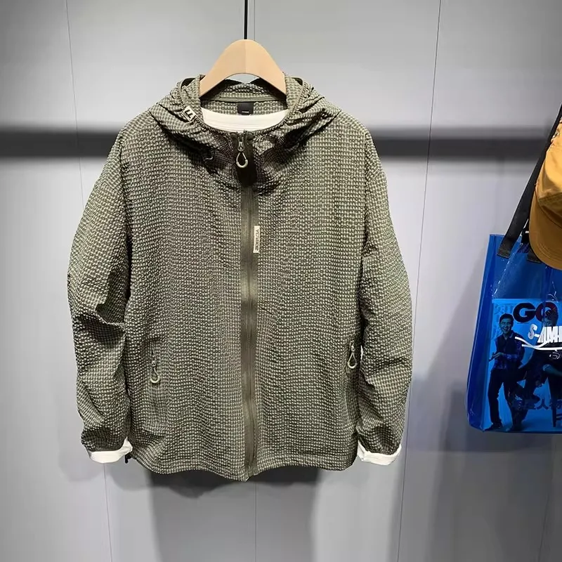 Осень-зима, большой размер, мужская повседневная солнцезащитная ткань с капюшоном, легкая куртка со сложенной текстурой, модная верхняя одежда, полиэфирная ткань
Осень-зима, большой размер, мужская повседневная солнцезащитная ткань с капюшоном, легкая куртка со сложенной текстурой, модная верхняя одежда, полиэфирная ткань