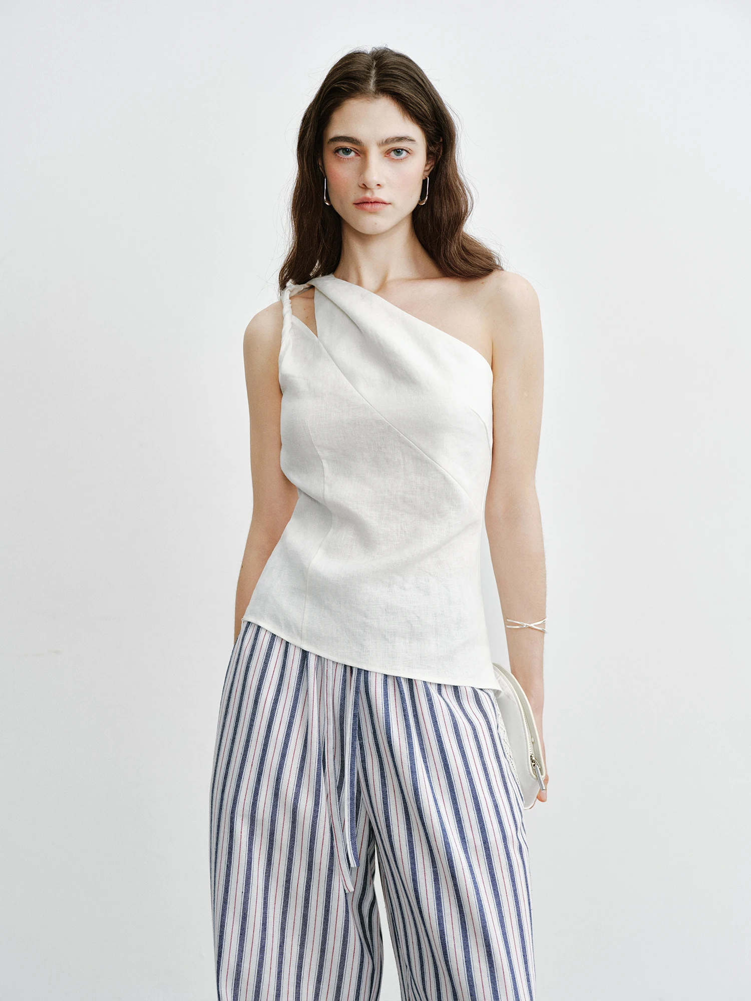 AIYUTONG Summer Loose Design Asymmetrical Knot All-Linen White Shoulder Bared Side-Shoulder Top Women's Commute Style Slim Fit
AIYUTONG Summer Loose Design Asymmetrical Knot All-Linen White Shoulder Bared Side-Shoulder Top Women's Commute Style Slim Fit