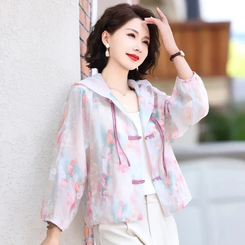 New Chinese Style Middle-Aged Women's Short Jacket Button Up Sun Protection Coat Spring Summer Autumn Hooded Sun Outerwear
New Chinese Style Middle-Aged Women's Short Jacket Button Up Sun Protection Coat Spring Summer Autumn Hooded Sun Outerwear
