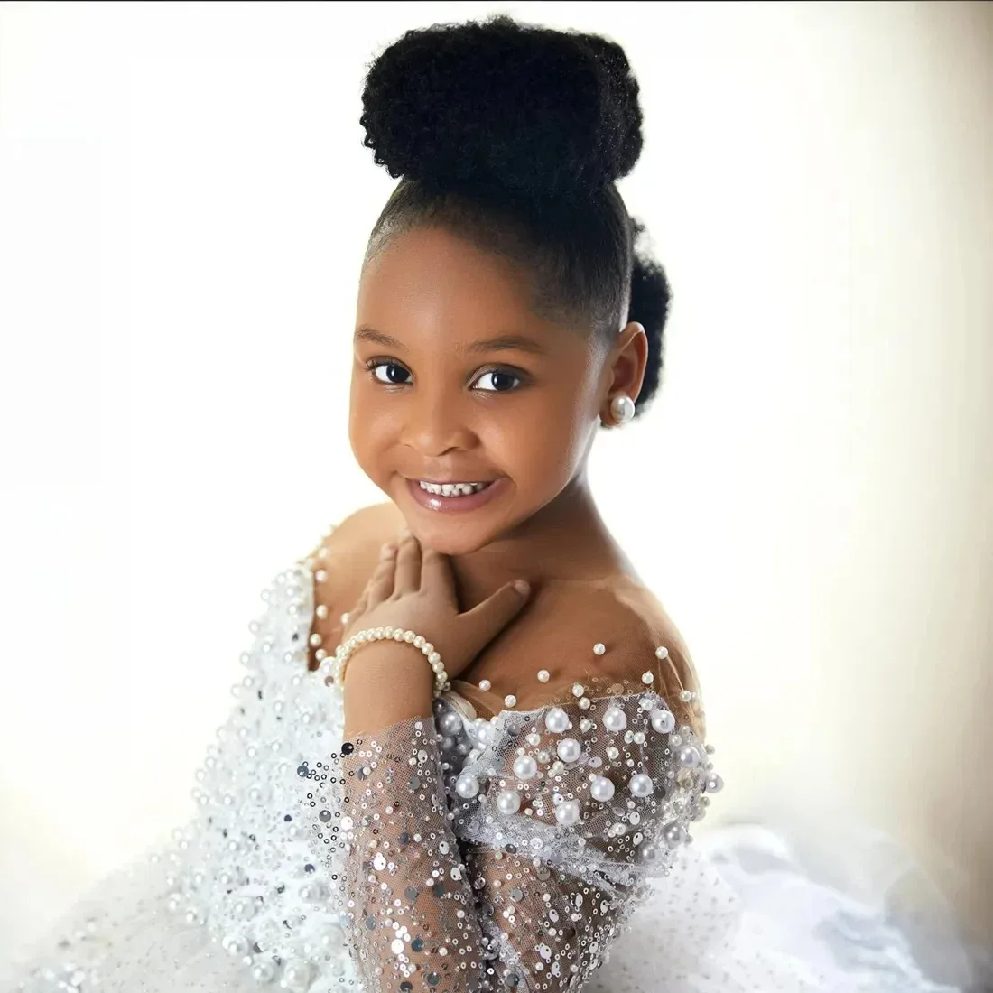 Белые платья с цветочным узором для девочек на свадьбу, расшитые бисером и блестками, длиной до колена, платья для маленьких девочек на день рождения, платья для первого причастия по индивидуальному заказу
Белые платья с цветочным узором для девочек на свадьбу, расшитые бисером и блестками, длиной до колена, платья для маленьких девочек на день рождения, платья для первого причастия по индивидуальному заказу