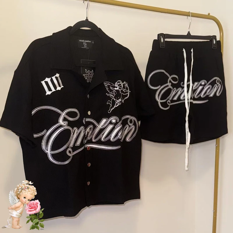 MIXED EMOTION Shorts Embroidery Angel Polo Shirt Set Black Khaki Red Clothes Men Women Loose Casual Summer Holiday Short Suit
MIXED EMOTION Shorts Embroidery Angel Polo Shirt Set Black Khaki Red Clothes Men Women Loose Casual Summer Holiday Short Suit