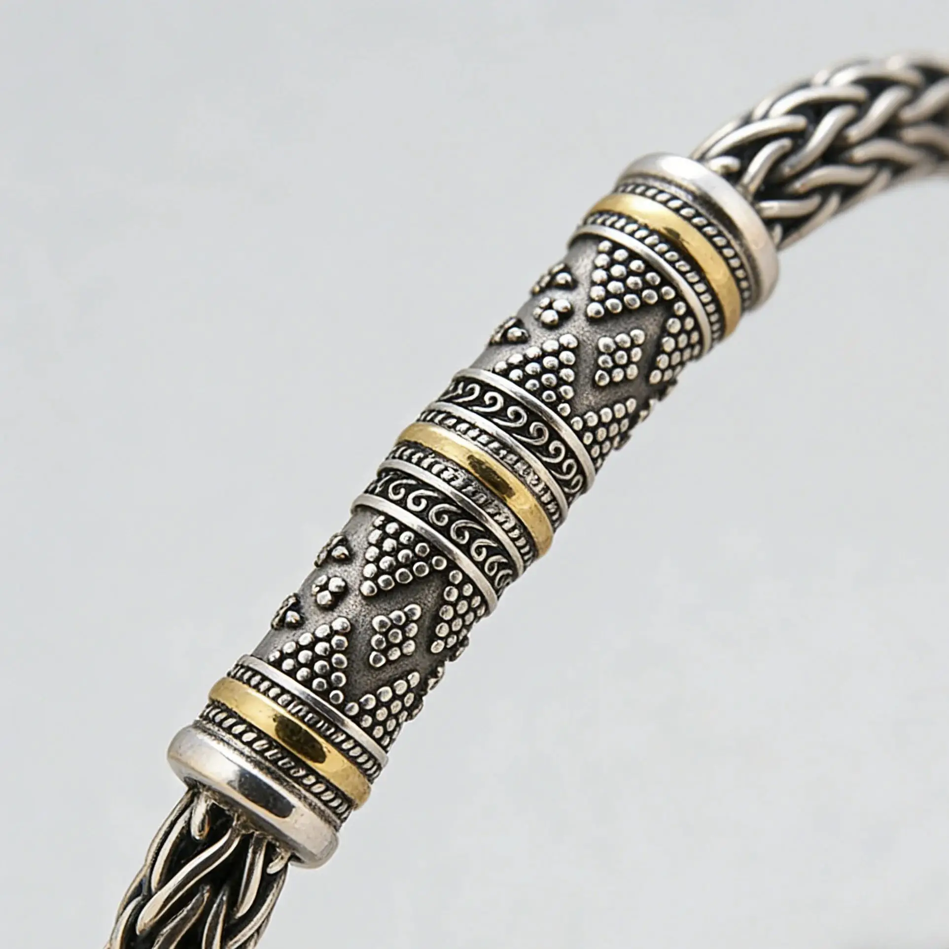 Vintage Thai Silver Dragon Bone Bracelet for Men with Diamond Embellishment Woven Tassel Design Trendy Business Gift
Vintage Thai Silver Dragon Bone Bracelet for Men with Diamond Embellishment Woven Tassel Design Trendy Business Gift