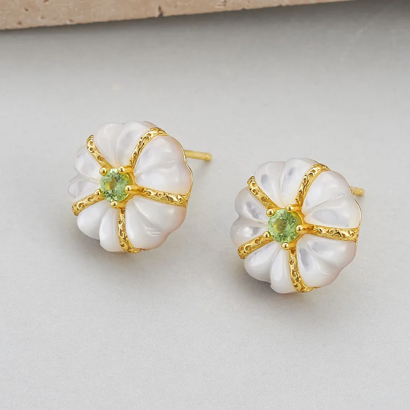 White shell flower olivine earrings French retro temperament daily high-end feeling niche design earrings
White shell flower olivine earrings French retro temperament daily high-end feeling niche design earrings