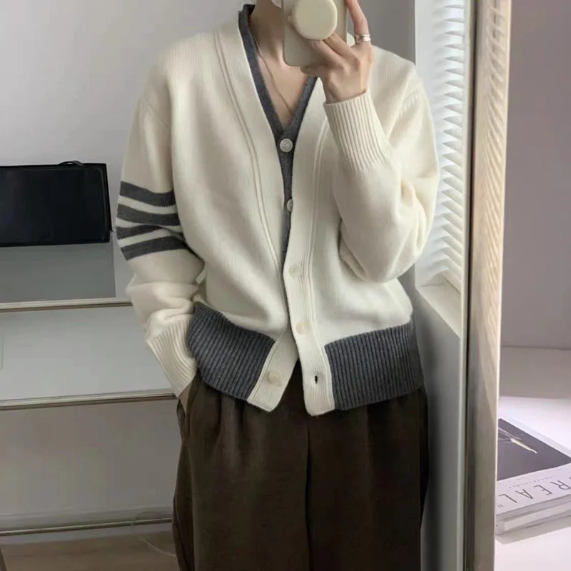 style Modern matching TB color fake two cashmere knitted cardigan women autumn winter V-neck jacket loose sweater
style Modern matching TB color fake two cashmere knitted cardigan women autumn winter V-neck jacket loose sweater