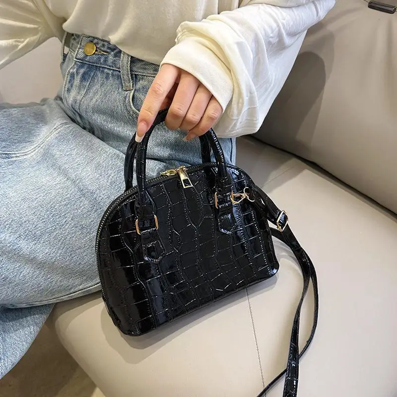 Women's Crossbody Bag With Elegant Shell Texture Small Baguette Armpit Handbag
Women's Crossbody Bag With Elegant Shell Texture Small Baguette Armpit Handbag