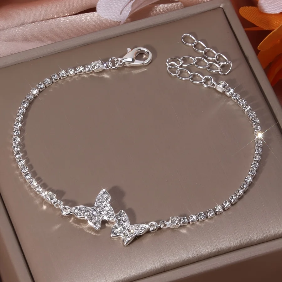Rhinestone Butterfly Claw Chain Bracelet Silvery Design One Piece
Rhinestone Butterfly Claw Chain Bracelet Silvery Design One Piece