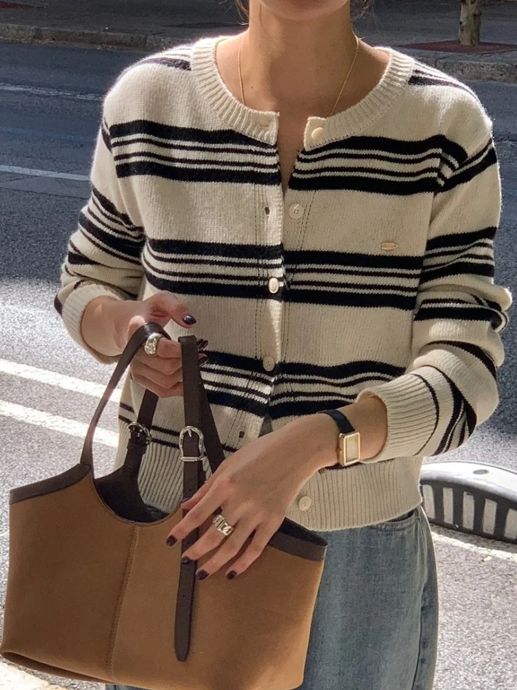 Круглый вязаный открытый кардиган в полоску в стиле ретро, женский модный топ в Корейском стиле, высококачественный уникальный дизайн
Круглый вязаный открытый кардиган в полоску в стиле ретро, женский модный топ в Корейском стиле, высококачественный уникальный дизайн