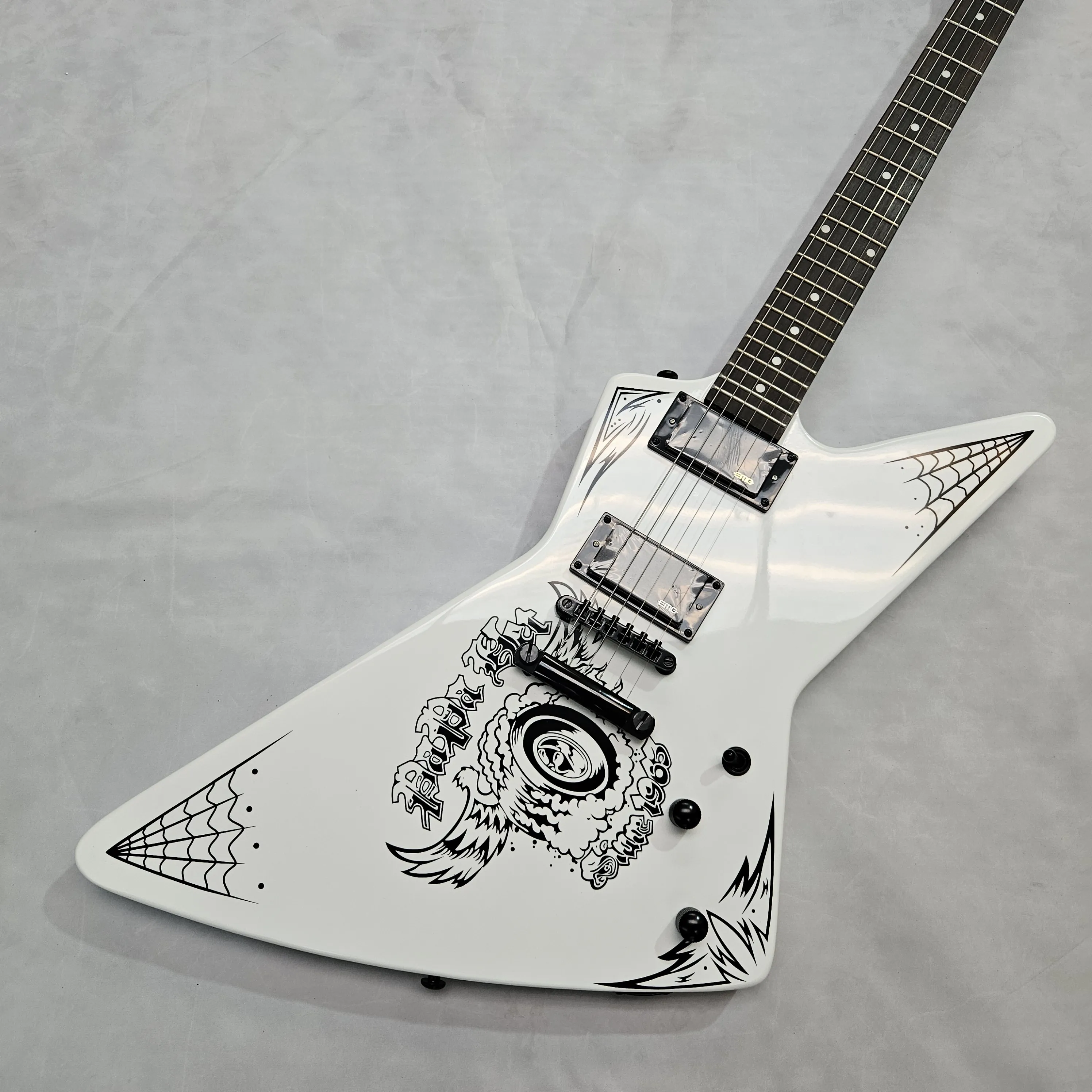White Electric Guitar with Exquisite Pattern, 6-String, HH Pickups, Fixed Bridge, Mahogany Body,Professional Solid Body Guitar
White Electric Guitar with Exquisite Pattern, 6-String, HH Pickups, Fixed Bridge, Mahogany Body,Professional Solid Body Guitar