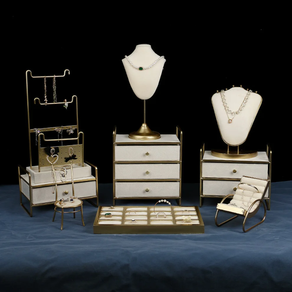 Бежевая бархатная подставка для украшений: колье, браслетов, креативный дисплей, реквизит для фотосессий, лоток для ювелирных изделий
Бежевая бархатная подставка для украшений: колье, браслетов, креативный дисплей, реквизит для фотосессий, лоток для ювелирных изделий