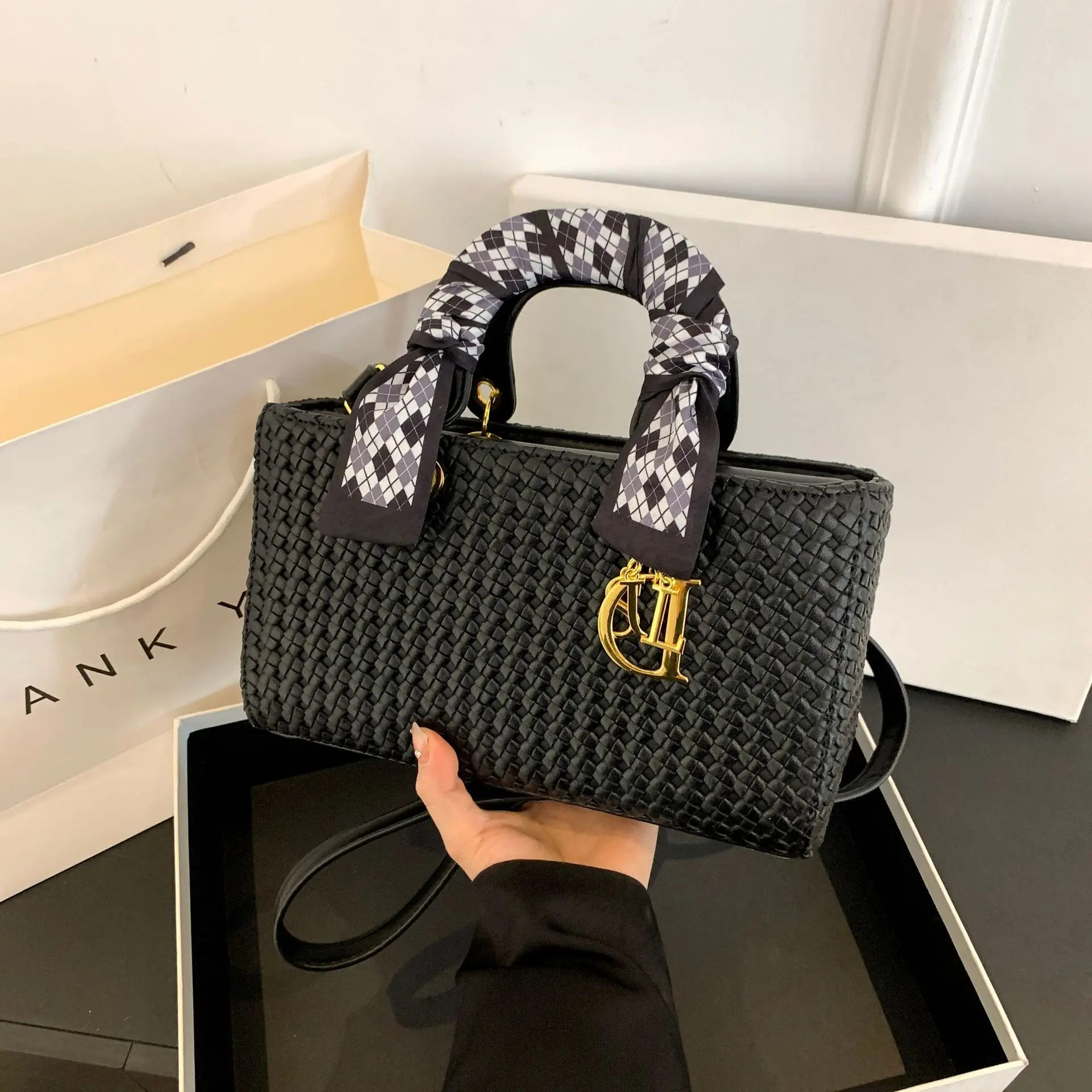 bags Designer bag Shoulder Bag Luxury Bag Crossbody Purse Designer 2025 New designer Spring Fashionable Knitting C
bags Designer bag Shoulder Bag Luxury Bag Crossbody Purse Designer 2025 New designer Spring Fashionable Knitting C