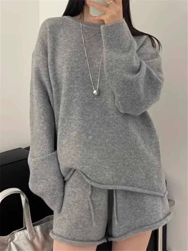 Корейский шикарный новый осенне-зимний вязаный комплект из 2 предметов, ленивый оверсайз, черный, бежевый, серый, свободный свитер, пуловер + мини-шорты, повседневные костюмы 
Корейский шикарный новый осенне-зимний вязаный комплект из 2 предметов, ленивый оверсайз, черный, бежевый, серый, свободный свитер, пуловер + мини-шорты, повседневные костюмы