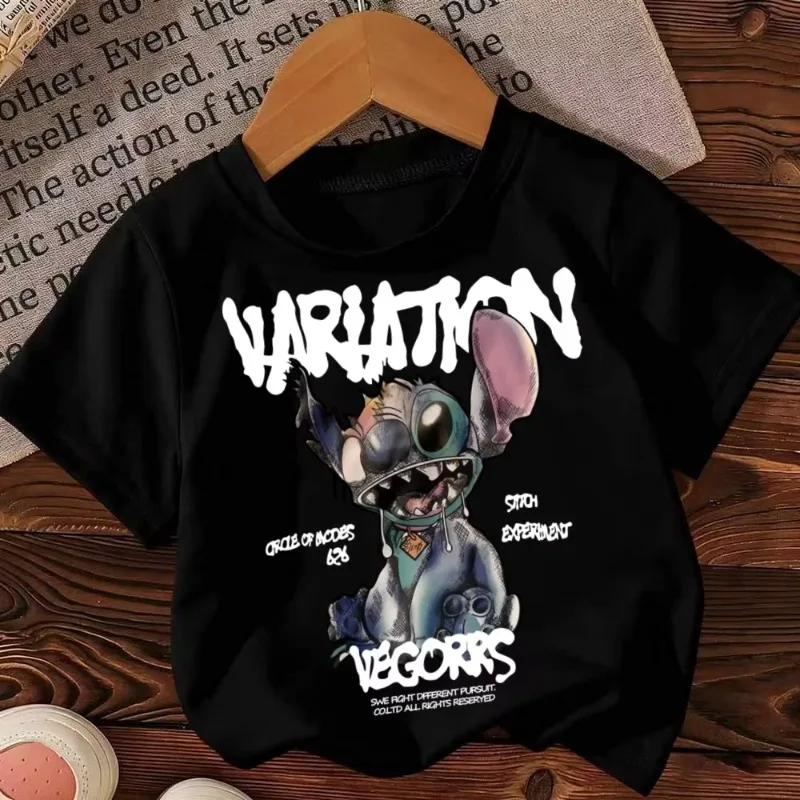 Новинка 2026 года, летняя детская футболка с принтом Disney Stitch Co, с короткими рукавами, мягкая, приятная для кожи, универсальная футболка для родителей и детей
Новинка 2026 года, летняя детская футболка с принтом Disney Stitch Co, с короткими рукавами, мягкая, приятная для кожи, универсальная футболка для родителей и детей