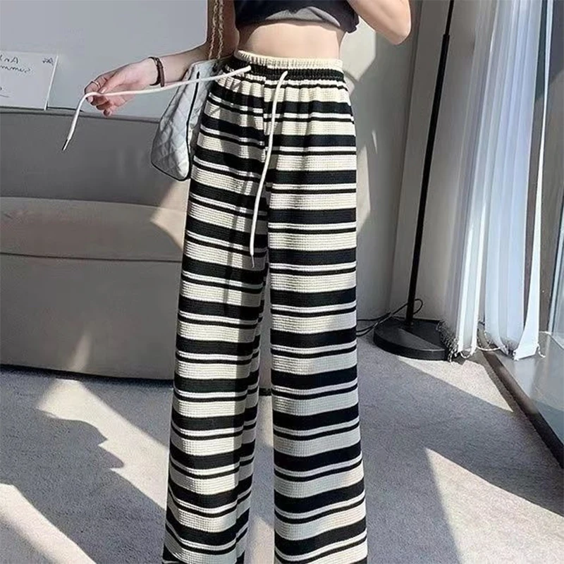Fashionable Korean Style Black And White Striped Print High Waist Casual Wide Leg Pants For Women
Fashionable Korean Style Black And White Striped Print High Waist Casual Wide Leg Pants For Women