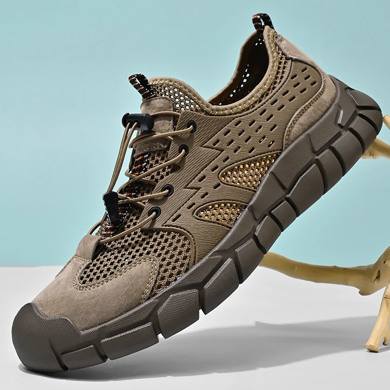 Мужские дышащие сандалии для горного туризма и походов, изготовленные из натуральной кожи и дополненные сетчатой тканью, с защитной подошвой.
Мужские дышащие сандалии для горного туризма и походов, изготовленные из натуральной кожи и дополненные сетчатой тканью, с защитной подошвой.