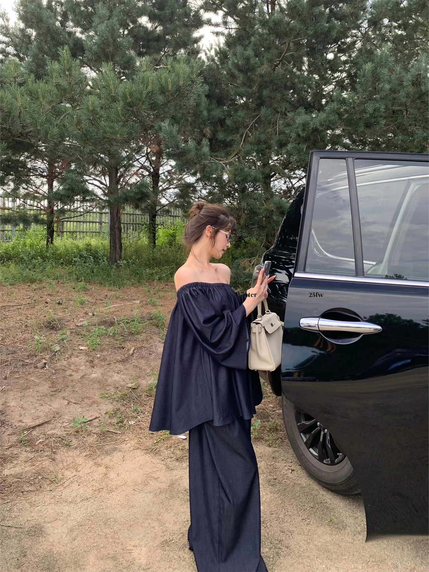 Комплект Zzykk Miss Hera: винтажные джинсовые брюки свободного кроя с широкими штанинами и топ на одно плечо с длинным рукавом. Женский повседневный комплект. Осенняя коллекция.
Комплект Zzykk Miss Hera: винтажные джинсовые брюки свободного кроя с широкими штанинами и топ на одно плечо с длинным рукавом. Женский повседневный комплект. Осенняя коллекция.