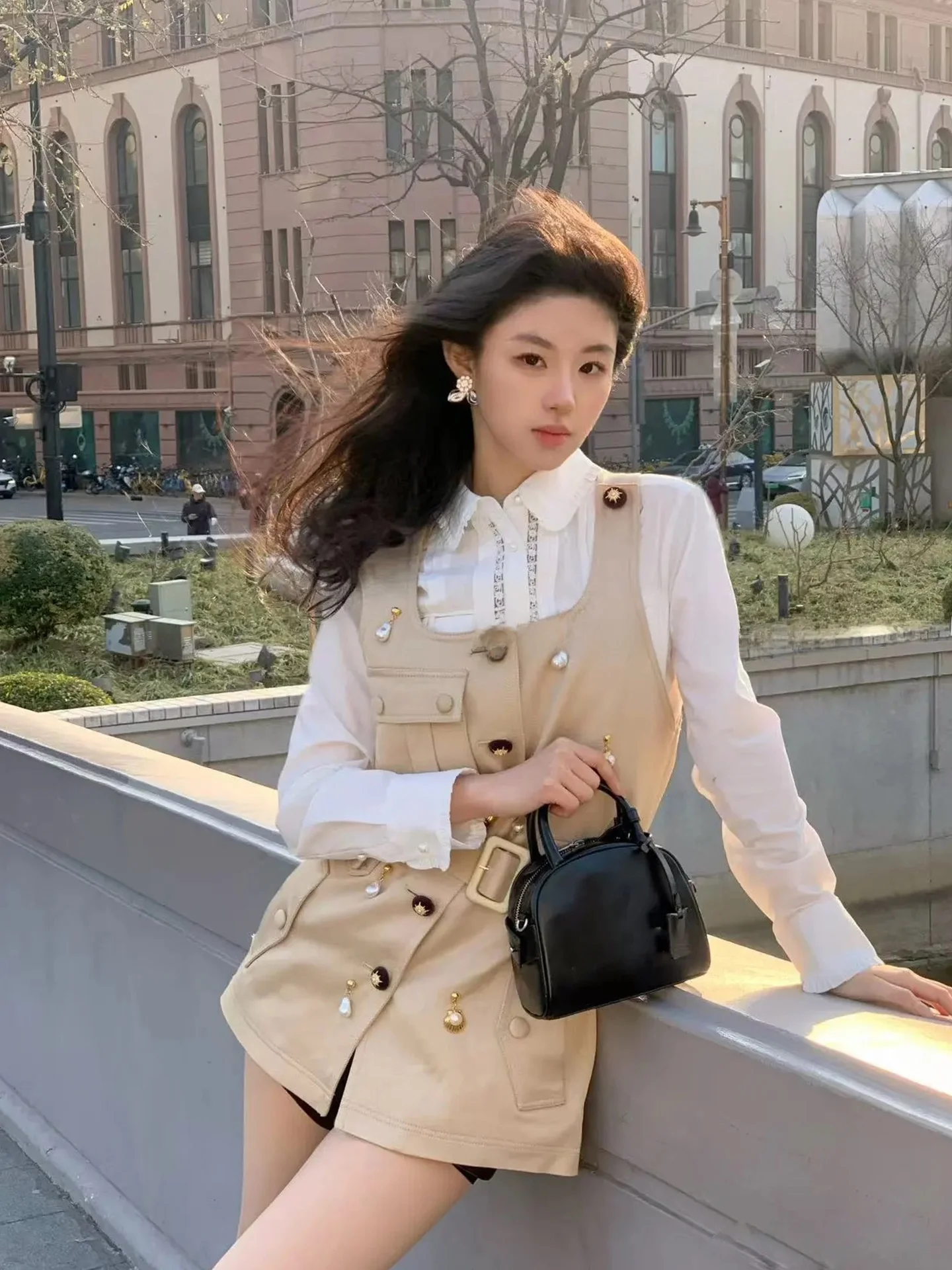 JONIbyBEB Heavyweight Cotton irt with Detachable Pearl Button And Wooden Design Court Sle Women's Faion Spring 2024
JONIbyBEB Heavyweight Cotton irt with Detachable Pearl Button And Wooden Design Court Sle Women's Faion Spring 2024