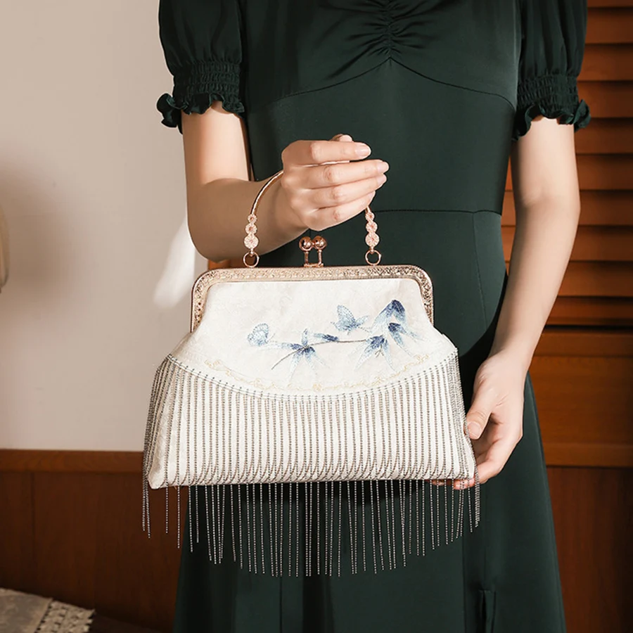 Retro embroidered tassel party dinner bag chinese style cheongsam banquet clip handbag metal ring handle chains small square bag
Retro embroidered tassel party dinner bag chinese style cheongsam banquet clip handbag metal ring handle chains small square bag