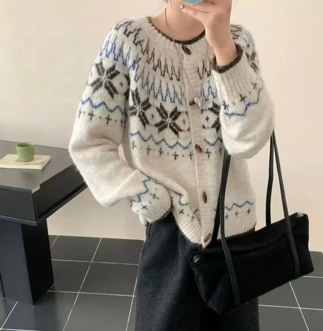 Корейский жаккардовый женский свитер в стиле ретро, осень-зима, новый ленивый стиль, свободный вязаный кардиган с длинными рукавами и пуговицами
Корейский жаккардовый женский свитер в стиле ретро, осень-зима, новый ленивый стиль, свободный вязаный кардиган с длинными рукавами и пуговицами