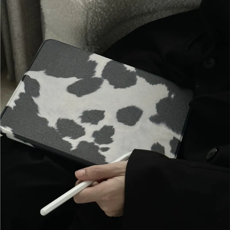 Cow Pattern Fuzzy Tablet Cover for iPad Air 3 Air(2019) Pro 10.5in Air 4/5 10th Gen 10.9in 11th A16 11in Mount Protective Case
Cow Pattern Fuzzy Tablet Cover for iPad Air 3 Air(2019) Pro 10.5in Air 4/5 10th Gen 10.9in 11th A16 11in Mount Protective Case