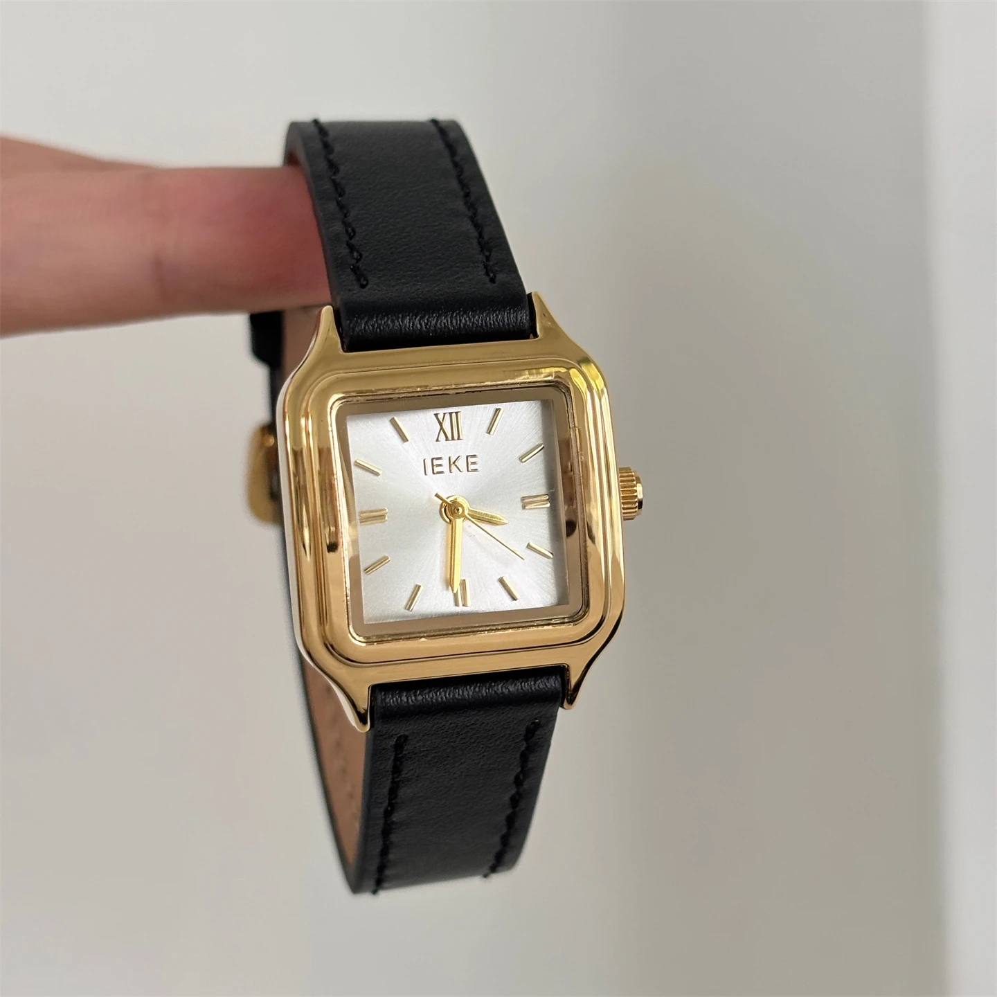High value solid color small sugar cube generous niche design watch female simple pointer retro belt watch
High value solid color small sugar cube generous niche design watch female simple pointer retro belt watch